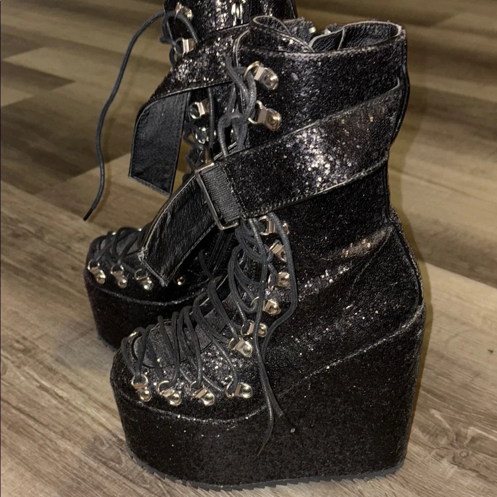 SPARKLE TRAITOR BOOTS
TRICKZ N' TREATZ - Picture 2 of 7